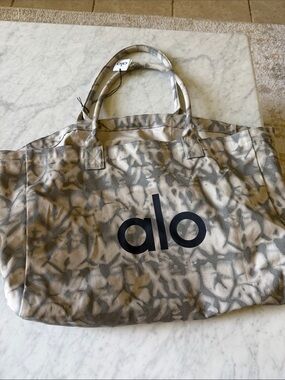 ALO Yoga Beige and Gray Tie-Dye Canvas Tote** new with tags